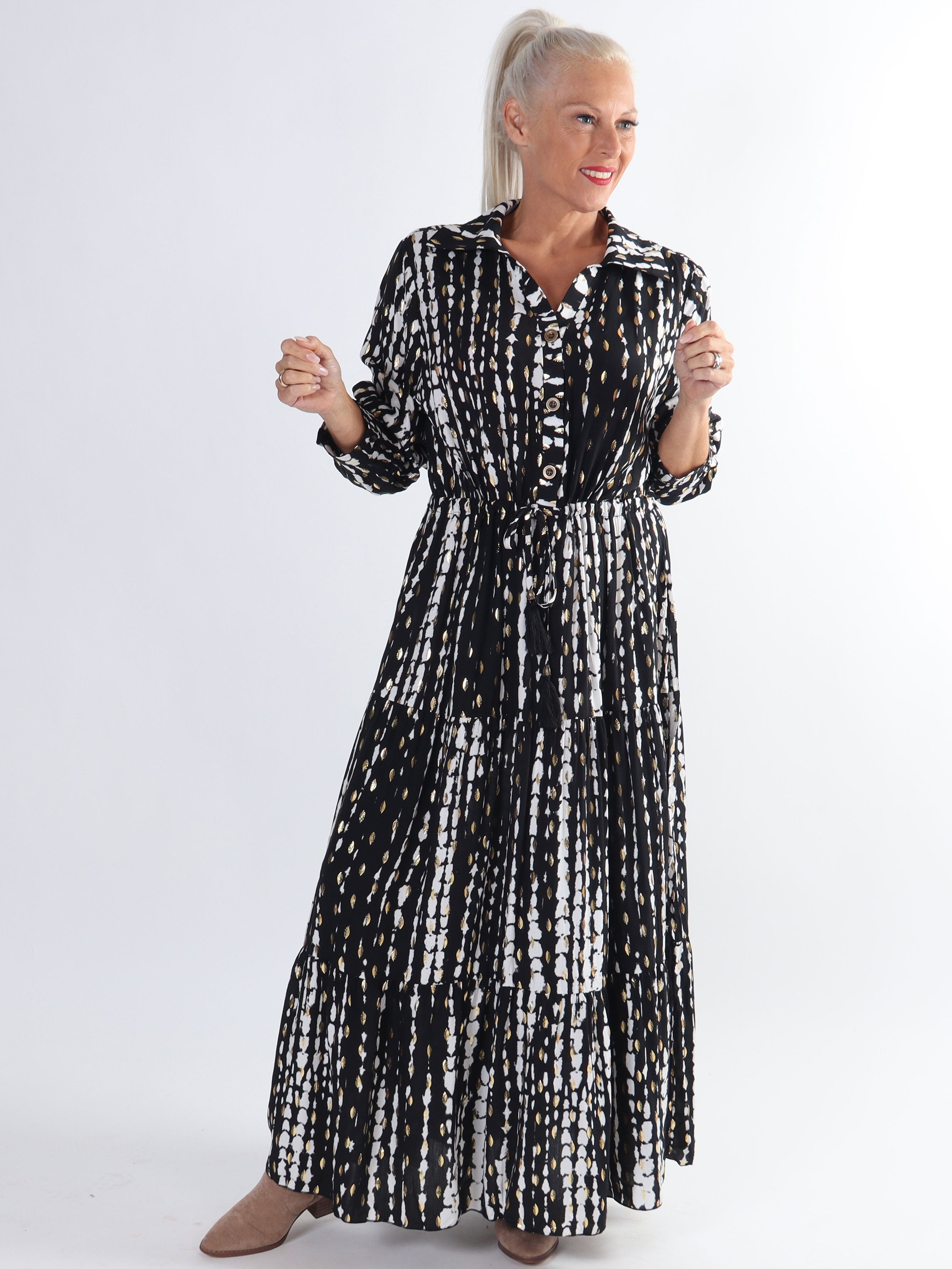 Shelly - Lång plus size klänning i viskos med gulddetaljer